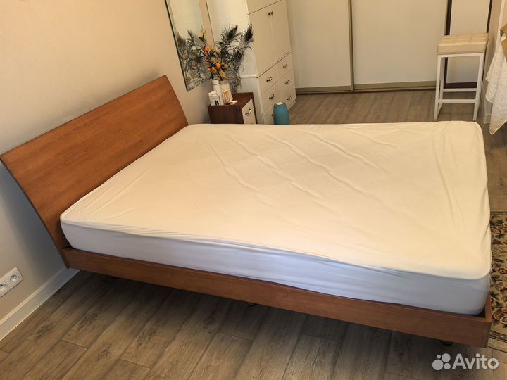 Кровать двухспальная 140 200 бу