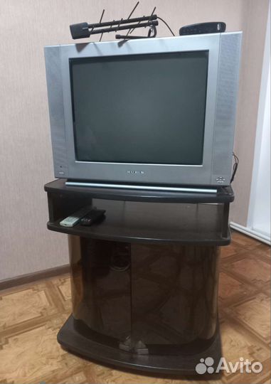 Телевизор, тумба, приемник и антенна