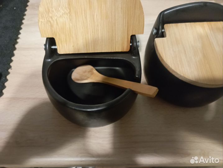 Солонка и сахарница