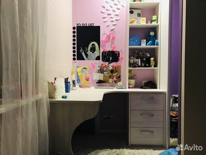 Угловой письменный стол с полками