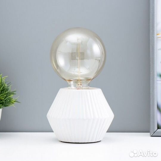 Настольная лампа 'Брис' 1х40Вт Е14 провод-1,6м бел