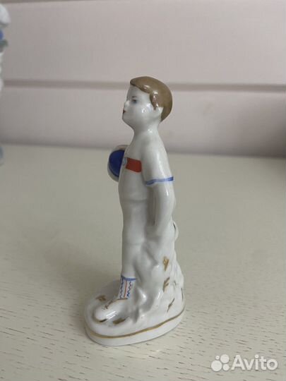 Фарфоровая статуэтка Динамовец Юный футболист