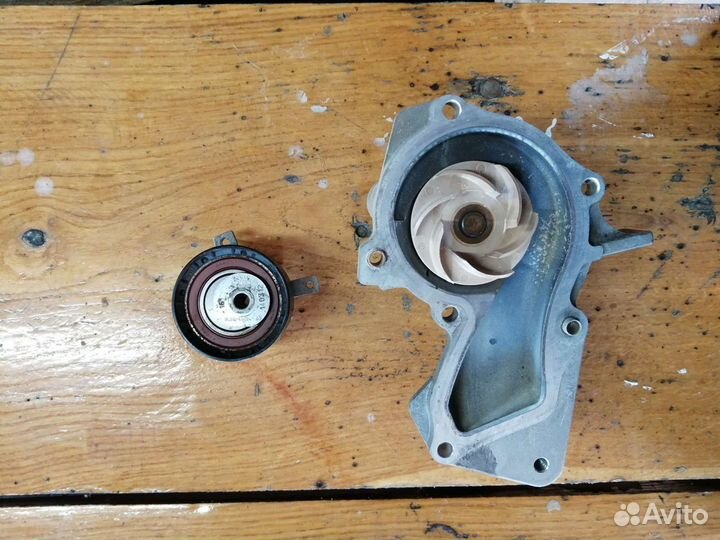 Водяная помпа и ролик натяжителя на форд фокус 2