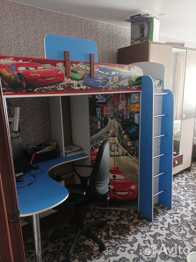 Детская двухярусная кровать со столом и шкафом
