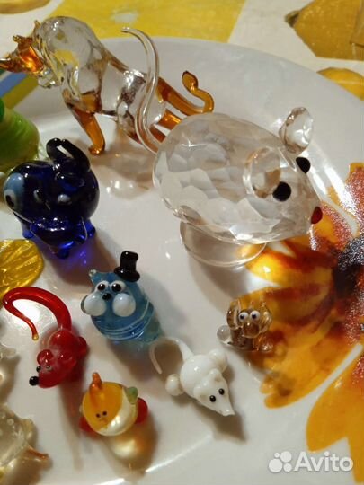Фигурки из цветного стекла
