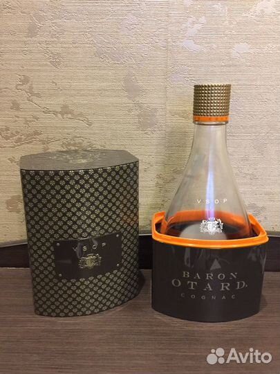 Металлическая подарочная коробка с бутылкой коньяк