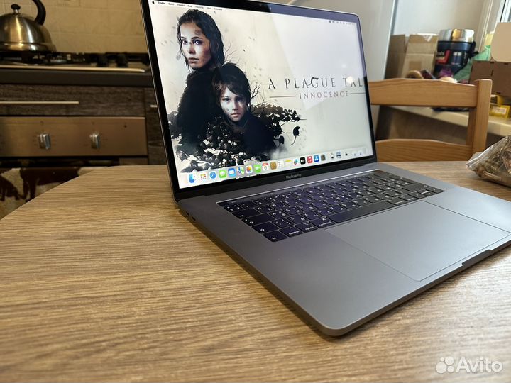 Apple macbook pro 15 2019 i7/16/256/Radeon 555X