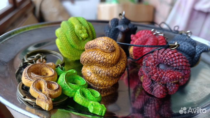 Новогодние шары или брелки змеи, кобра, символ