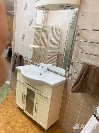 Тумба для ванной с раковиной и зеркалом