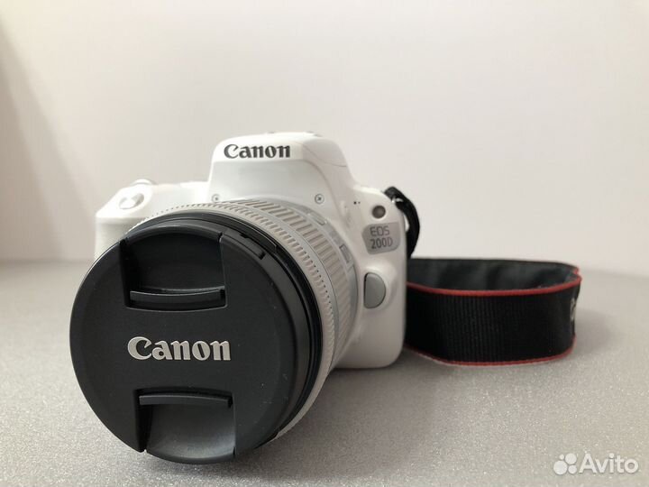 Зеркальный фотоаппарат Canon EOS 200D