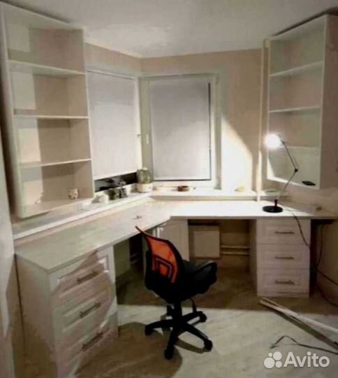 Рабочая зона в углу у окна