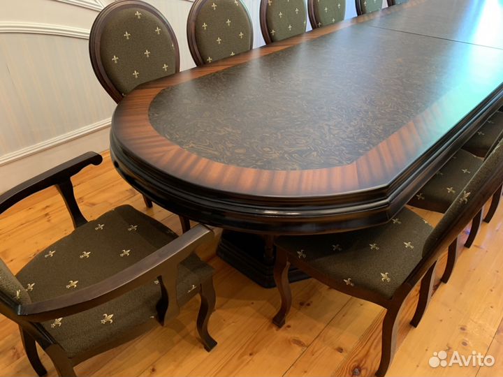 Стол и стулья