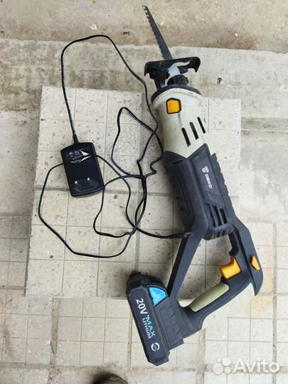 Пила сабельная аккумуляторная