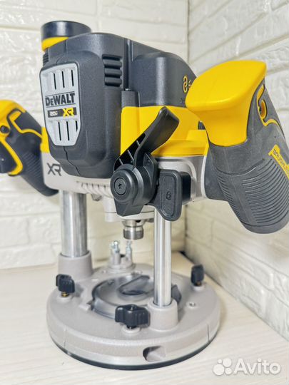 Фрезер аккумуляторный 20Вт Dewalt DCW620B