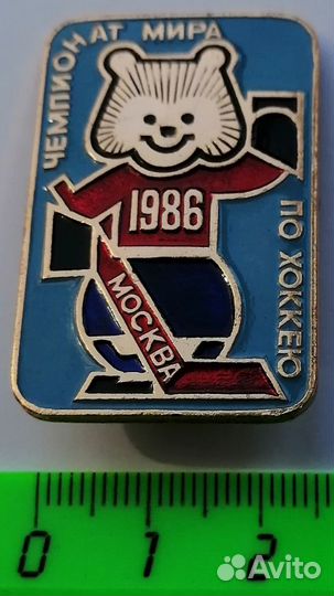 Значок чемпионат мира по хоккею 1986г Москва