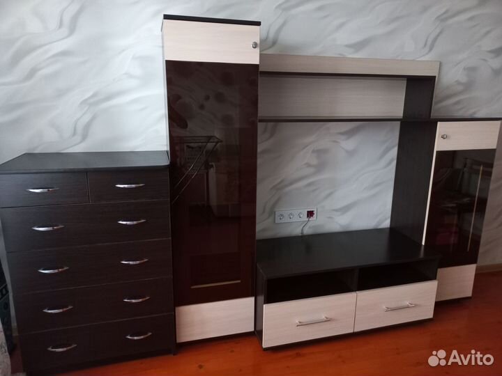 Стенка с комодом