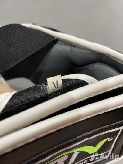 Боксерские перчатки и шлем