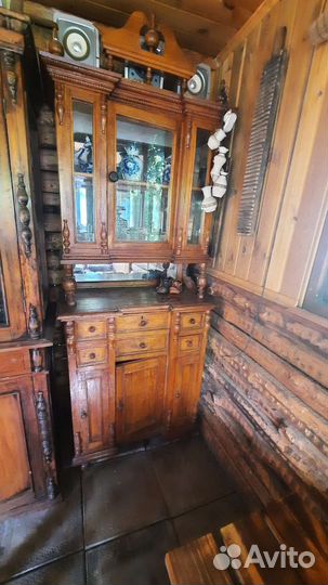 Старинный антикварный шкаф буфет