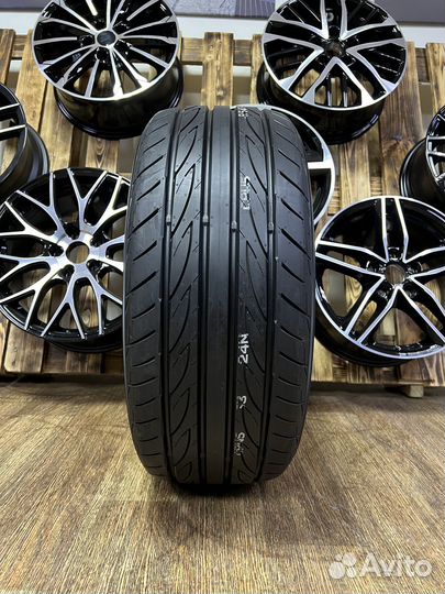 Yokohama Advan Fleva V701 245/35 R18 92W