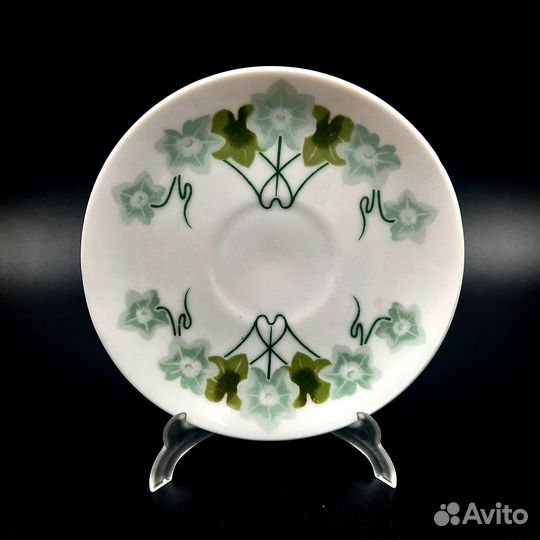 Блюдце с растительным декором в стиле модерн