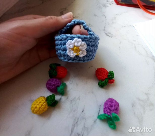 Корзинка с ягодой вязаная амигуруми