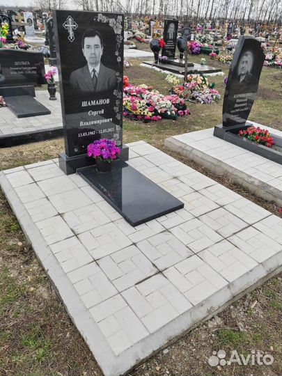 Памятники из гранита + ваза в подарок