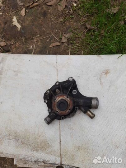 Водяной насос на Мерседес Е210