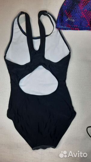 Два купальника, шапочка, халат