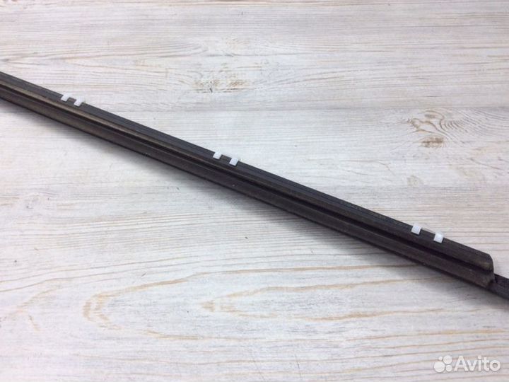 Накладка стекла переднего левого передняя левая