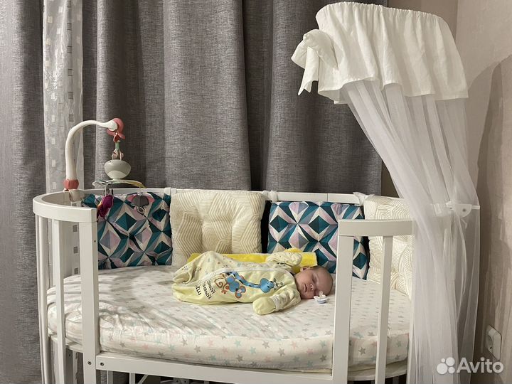 Детская кроватка с маятником белая