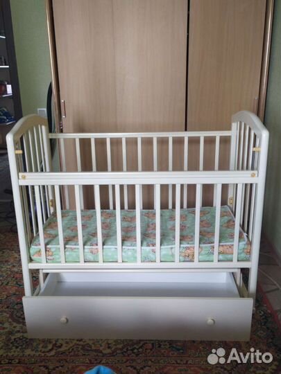 Детская кроватка с продольным маятником