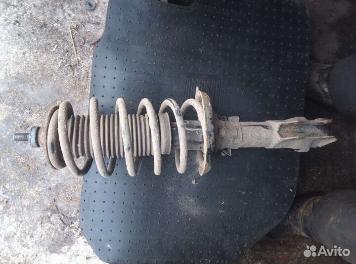 Стойка амортизатора правая volkswagen polo