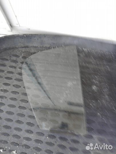 Опель Корса D хечбек-форточка задней правой двери