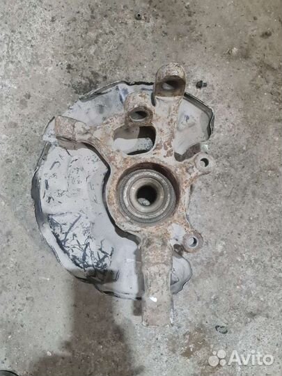 Поворотный кулак левый Mercedes W204 4Matic