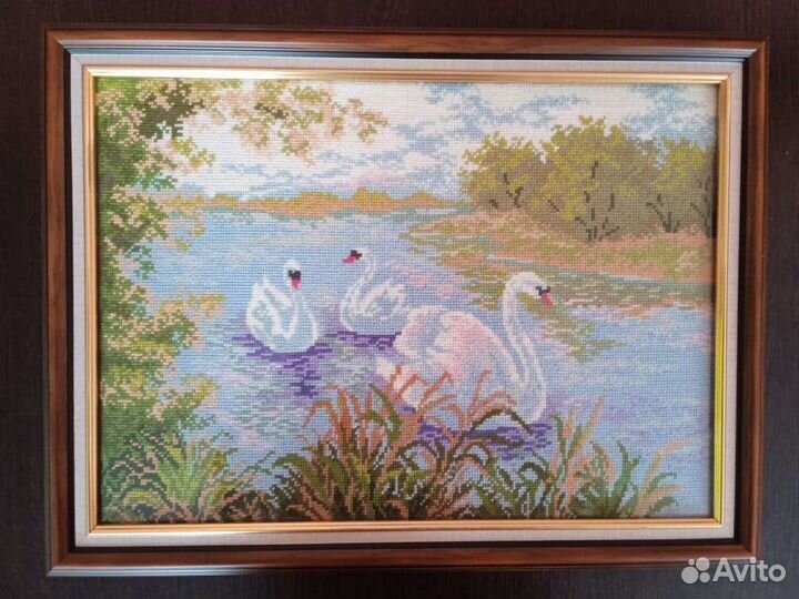 Несколько вышитых картин в рамке