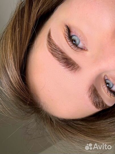 Модель на брови