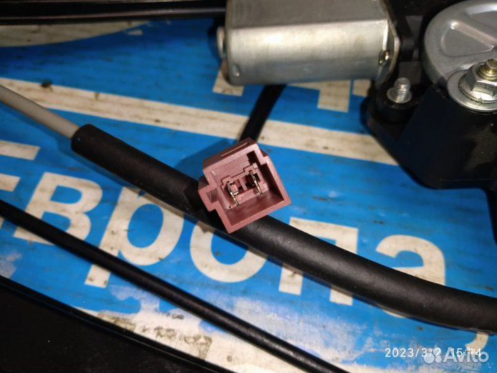 Стеклоподъемник правый Dodge Caravan RS 01-07