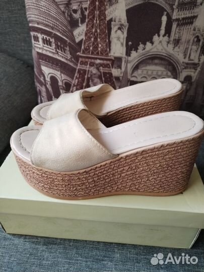 Шлепки на высокой подошве