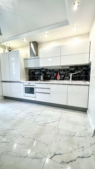 3-к. квартира, 81 м², 2/18 эт.