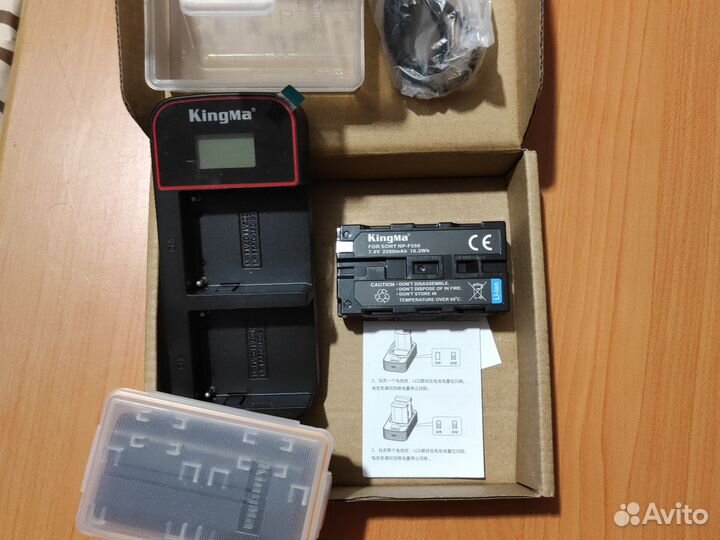 Зарядная станция + 2 новых аккумулятора NP-F550