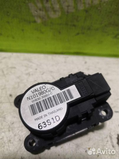 Моторчик заслонки отопителя Рено Сценик 2