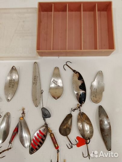 Блесны в коробке рыболовные снасти