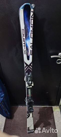 Горнолыжные лыжи и ботинки