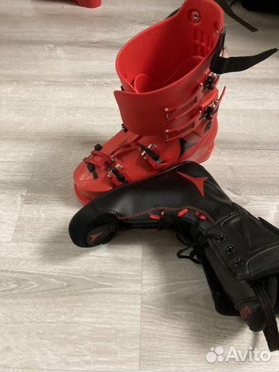 Горнолыжные ботинки atomic