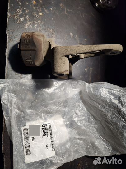 Упор (резиновая вставка) 8K0199339D и 8K0199343C О