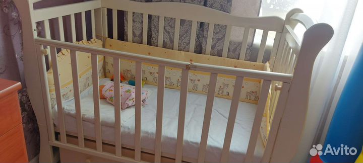 Детская кроватка с маятником и ящиком