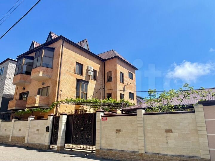 Дом 435 м² на участке 4 сот.