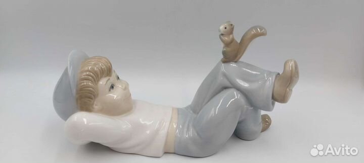 Редкая статуэтка мальчик с белкой zaphir lladro