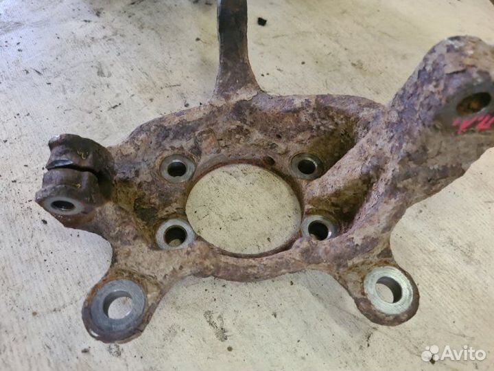 Кулак поворотный передний левый Nissan Juke F15