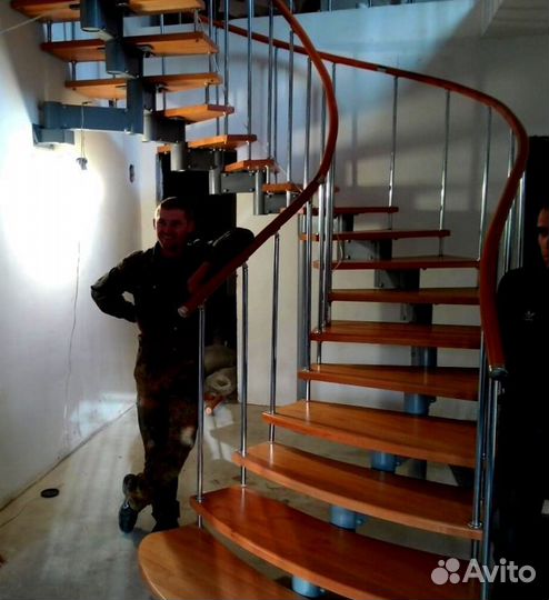 Лестница с забежными ступенями в коттедж